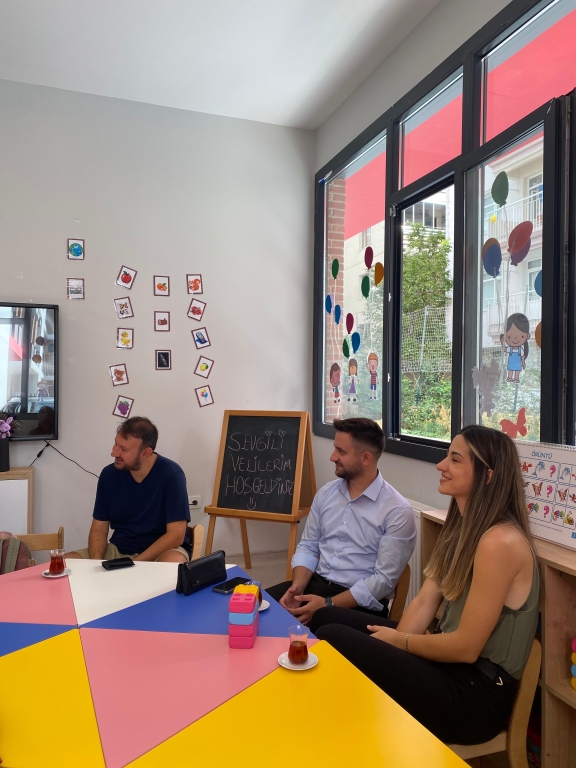 Avcılar Bil Koleji Anaokulu Veli Toplantımız Bugün kıymetli velilerimizle bir araya gelerek öğrencilerimizin eğitim yolculuğunu, sınıf içi süreçlerimizi ve önümüzdeki dönem hedeflerimizi paylaştık. Her bir öğrencimizin gelişiminde velilerimizin desteğinin ne kadar önemli olduğunun farkındayız. Katılımlarınız, samimi paylaşımlarınız ve güveniniz için teşekkür ederiz. Birlikte daha güçlü, birlikte daha başarılıyız! #BilKoleji #AvcılarBilKoleji #Anaokulu #VeliToplantısı #BirlikteBaşaracağız görseli 10
