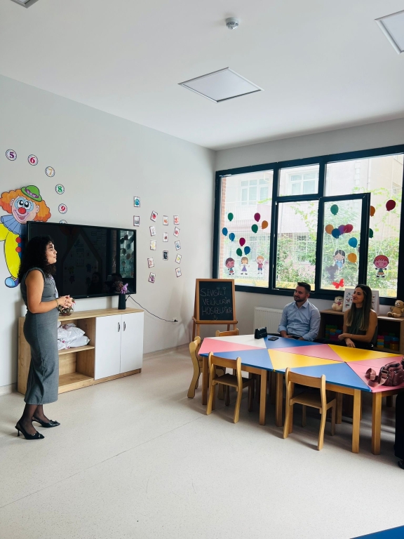 Avcılar Bil Koleji Anaokulu Veli Toplantımız Bugün kıymetli velilerimizle bir araya gelerek öğrencilerimizin eğitim yolculuğunu, sınıf içi süreçlerimizi ve önümüzdeki dönem hedeflerimizi paylaştık. Her bir öğrencimizin gelişiminde velilerimizin desteğinin ne kadar önemli olduğunun farkındayız. Katılımlarınız, samimi paylaşımlarınız ve güveniniz için teşekkür ederiz. Birlikte daha güçlü, birlikte daha başarılıyız! #BilKoleji #AvcılarBilKoleji #Anaokulu #VeliToplantısı #BirlikteBaşaracağız görseli 12