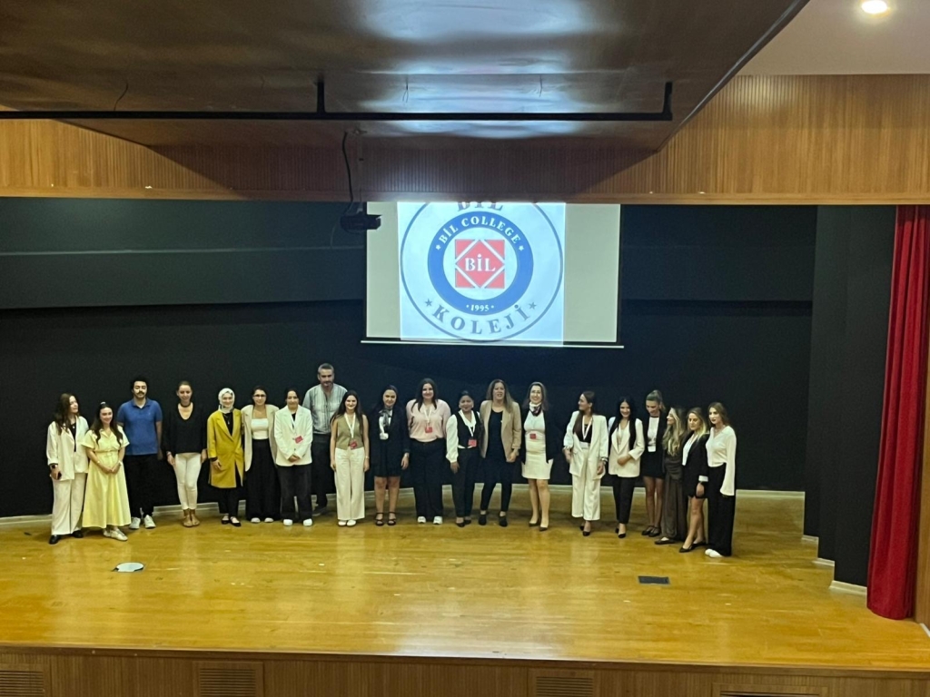 Beylikdüzü Bil Koleji Anaokulu & İlkokulu Veli Toplantısı Bugün, öğrencilerimizin eğitim yolculuğunda en değerli paydaşlarımız olan velilerimizle bir araya geldik. Akademik kadromuzun tanıtıldığı, eğitim-öğretim sürecimizin detaylarının aktarıldığı ve velilerimizin merak ettikleri sorulara cevap bulduğu verimli bir toplantı gerçekleştirdik. Her çocuğumuzun bireysel gelişimini en üst seviyeye taşımak için; öğretmenlerimiz, idarecilerimiz ve velilerimizin güçlü iş birliği ile yeni döneme hazırız. Katılım sağlayan tüm velilerimize teşekkür eder, öğrencilerimize başarı ve mutluluklarla dolu bir eğitim yılı dileriz. görseli 3