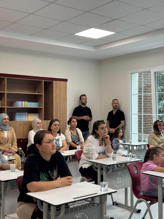 Beylikdüzü Bil Koleji Anaokulu & İlkokulu Veli Toplantısı Bugün, öğrencilerimizin eğitim yolculuğunda en değerli paydaşlarımız olan velilerimizle bir araya geldik. Akademik kadromuzun tanıtıldığı, eğitim-öğretim sürecimizin detaylarının aktarıldığı ve velilerimizin merak ettikleri sorulara cevap bulduğu verimli bir toplantı gerçekleştirdik. Her çocuğumuzun bireysel gelişimini en üst seviyeye taşımak için; öğretmenlerimiz, idarecilerimiz ve velilerimizin güçlü iş birliği ile yeni döneme hazırız. Katılım sağlayan tüm velilerimize teşekkür eder, öğrencilerimize başarı ve mutluluklarla dolu bir eğitim yılı dileriz. görseli 10