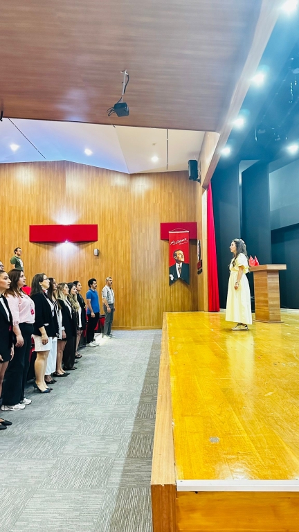 Beylikdüzü Bil Koleji Anaokulu & İlkokulu Veli Toplantısı Bugün, öğrencilerimizin eğitim yolculuğunda en değerli paydaşlarımız olan velilerimizle bir araya geldik. Akademik kadromuzun tanıtıldığı, eğitim-öğretim sürecimizin detaylarının aktarıldığı ve velilerimizin merak ettikleri sorulara cevap bulduğu verimli bir toplantı gerçekleştirdik. Her çocuğumuzun bireysel gelişimini en üst seviyeye taşımak için; öğretmenlerimiz, idarecilerimiz ve velilerimizin güçlü iş birliği ile yeni döneme hazırız. Katılım sağlayan tüm velilerimize teşekkür eder, öğrencilerimize başarı ve mutluluklarla dolu bir eğitim yılı dileriz. görseli 12