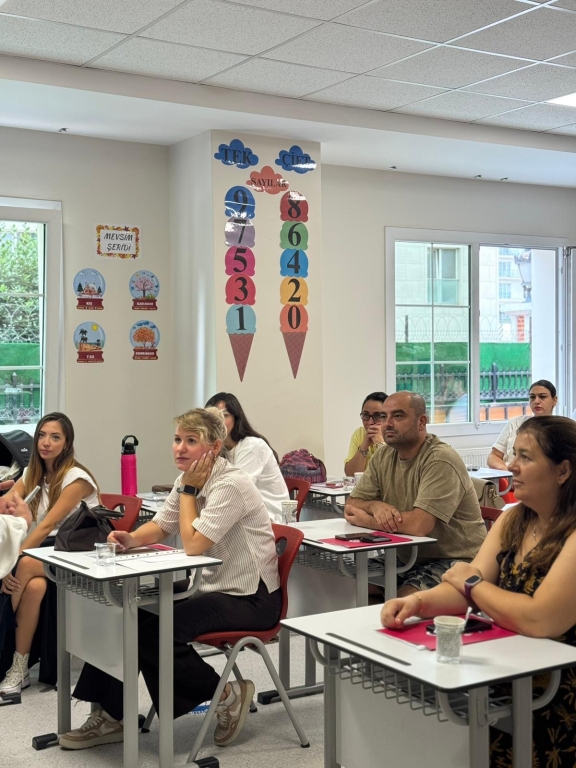 Beylikdüzü Bil Koleji Anaokulu & İlkokulu Veli Toplantısı Bugün, öğrencilerimizin eğitim yolculuğunda en değerli paydaşlarımız olan velilerimizle bir araya geldik. Akademik kadromuzun tanıtıldığı, eğitim-öğretim sürecimizin detaylarının aktarıldığı ve velilerimizin merak ettikleri sorulara cevap bulduğu verimli bir toplantı gerçekleştirdik. Her çocuğumuzun bireysel gelişimini en üst seviyeye taşımak için; öğretmenlerimiz, idarecilerimiz ve velilerimizin güçlü iş birliği ile yeni döneme hazırız. Katılım sağlayan tüm velilerimize teşekkür eder, öğrencilerimize başarı ve mutluluklarla dolu bir eğitim yılı dileriz. görseli 13