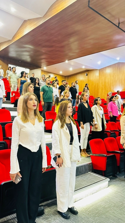 Beylikdüzü Bil Koleji Anaokulu & İlkokulu Veli Toplantısı Bugün, öğrencilerimizin eğitim yolculuğunda en değerli paydaşlarımız olan velilerimizle bir araya geldik. Akademik kadromuzun tanıtıldığı, eğitim-öğretim sürecimizin detaylarının aktarıldığı ve velilerimizin merak ettikleri sorulara cevap bulduğu verimli bir toplantı gerçekleştirdik. Her çocuğumuzun bireysel gelişimini en üst seviyeye taşımak için; öğretmenlerimiz, idarecilerimiz ve velilerimizin güçlü iş birliği ile yeni döneme hazırız. Katılım sağlayan tüm velilerimize teşekkür eder, öğrencilerimize başarı ve mutluluklarla dolu bir eğitim yılı dileriz. görseli 18