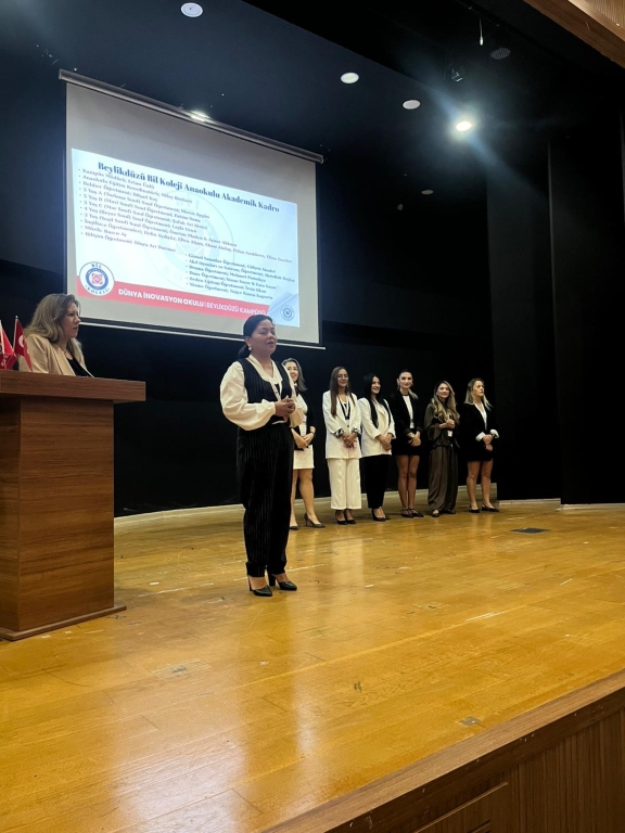 Beylikdüzü Bil Koleji Anaokulu & İlkokulu Veli Toplantısı Bugün, öğrencilerimizin eğitim yolculuğunda en değerli paydaşlarımız olan velilerimizle bir araya geldik. Akademik kadromuzun tanıtıldığı, eğitim-öğretim sürecimizin detaylarının aktarıldığı ve velilerimizin merak ettikleri sorulara cevap bulduğu verimli bir toplantı gerçekleştirdik. Her çocuğumuzun bireysel gelişimini en üst seviyeye taşımak için; öğretmenlerimiz, idarecilerimiz ve velilerimizin güçlü iş birliği ile yeni döneme hazırız. Katılım sağlayan tüm velilerimize teşekkür eder, öğrencilerimize başarı ve mutluluklarla dolu bir eğitim yılı dileriz. görseli 20