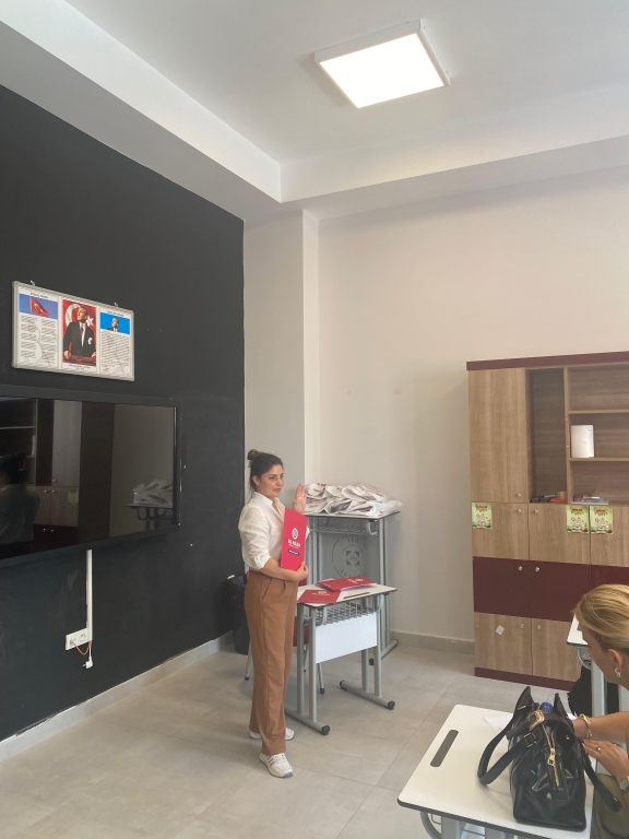 Avcılar Bil Koleji İlkokulu Veli Toplantısı Bugün, değerli velilerimiz ile bir araya gelerek yeni eğitim-öğretim yılımızın yol haritasını paylaştık. Öğretmenlerimizin titizlikle hazırladığı sunumlar ve karşılıklı fikir alışverişleriyle dolu bu toplantı; öğrencilerimizin akademik, sosyal ve kişisel gelişimlerini en iyi şekilde desteklemek için büyük bir adım oldu. Velilerimizin katılımı ve desteği bizler için çok kıymetli. Birlikte daha güçlü, daha başarılı bir eğitim süreci inşa edeceğimize inanıyoruz. Katılım sağlayan tüm velilerimize teşekkür eder, öğrencilerimiz için verimli ve başarılı bir yıl dileriz. #BilKoleji #AvcılarBilKoleji #VeliToplantısı #BirlikteBaşaracağız #EğitimdeFark görseli 2