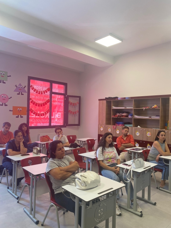Avcılar Bil Koleji İlkokulu Veli Toplantısı Bugün, değerli velilerimiz ile bir araya gelerek yeni eğitim-öğretim yılımızın yol haritasını paylaştık. Öğretmenlerimizin titizlikle hazırladığı sunumlar ve karşılıklı fikir alışverişleriyle dolu bu toplantı; öğrencilerimizin akademik, sosyal ve kişisel gelişimlerini en iyi şekilde desteklemek için büyük bir adım oldu. Velilerimizin katılımı ve desteği bizler için çok kıymetli. Birlikte daha güçlü, daha başarılı bir eğitim süreci inşa edeceğimize inanıyoruz. Katılım sağlayan tüm velilerimize teşekkür eder, öğrencilerimiz için verimli ve başarılı bir yıl dileriz. #BilKoleji #AvcılarBilKoleji #VeliToplantısı #BirlikteBaşaracağız #EğitimdeFark görseli 6