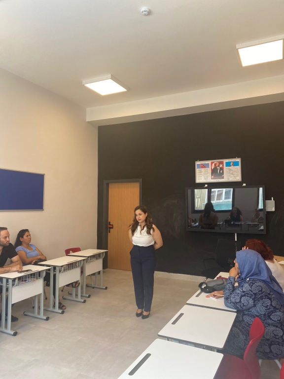 Avcılar Bil Koleji İlkokulu Veli Toplantısı Bugün, değerli velilerimiz ile bir araya gelerek yeni eğitim-öğretim yılımızın yol haritasını paylaştık. Öğretmenlerimizin titizlikle hazırladığı sunumlar ve karşılıklı fikir alışverişleriyle dolu bu toplantı; öğrencilerimizin akademik, sosyal ve kişisel gelişimlerini en iyi şekilde desteklemek için büyük bir adım oldu. Velilerimizin katılımı ve desteği bizler için çok kıymetli. Birlikte daha güçlü, daha başarılı bir eğitim süreci inşa edeceğimize inanıyoruz. Katılım sağlayan tüm velilerimize teşekkür eder, öğrencilerimiz için verimli ve başarılı bir yıl dileriz. #BilKoleji #AvcılarBilKoleji #VeliToplantısı #BirlikteBaşaracağız #EğitimdeFark görseli 7