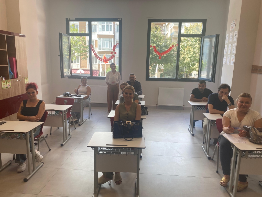 Avcılar Bil Koleji İlkokulu Veli Toplantısı Bugün, değerli velilerimiz ile bir araya gelerek yeni eğitim-öğretim yılımızın yol haritasını paylaştık. Öğretmenlerimizin titizlikle hazırladığı sunumlar ve karşılıklı fikir alışverişleriyle dolu bu toplantı; öğrencilerimizin akademik, sosyal ve kişisel gelişimlerini en iyi şekilde desteklemek için büyük bir adım oldu. Velilerimizin katılımı ve desteği bizler için çok kıymetli. Birlikte daha güçlü, daha başarılı bir eğitim süreci inşa edeceğimize inanıyoruz. Katılım sağlayan tüm velilerimize teşekkür eder, öğrencilerimiz için verimli ve başarılı bir yıl dileriz. #BilKoleji #AvcılarBilKoleji #VeliToplantısı #BirlikteBaşaracağız #EğitimdeFark görseli 8