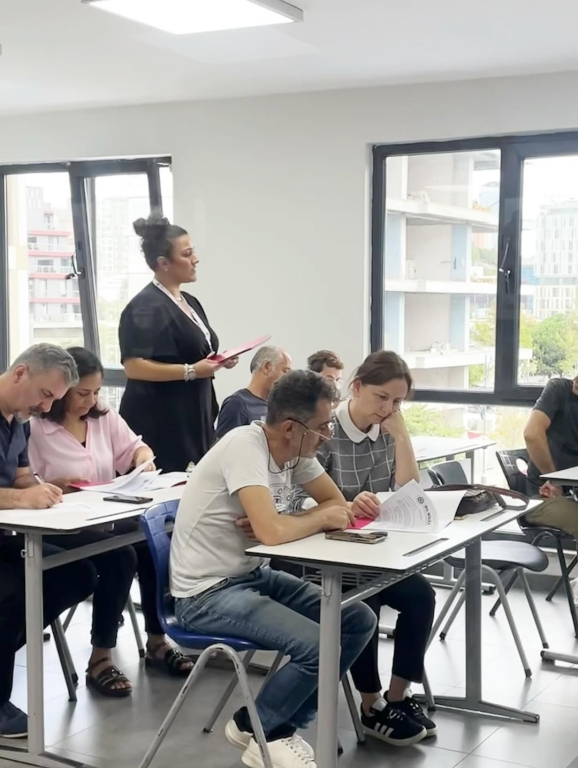 12.sınıf velilerimizle tanışma toplantımızı gerçekleştirdik. Güçlü iletişim ve iş birliğiyle öğrencilerimizin başarısı için birlikte yol alacağız görseli 13