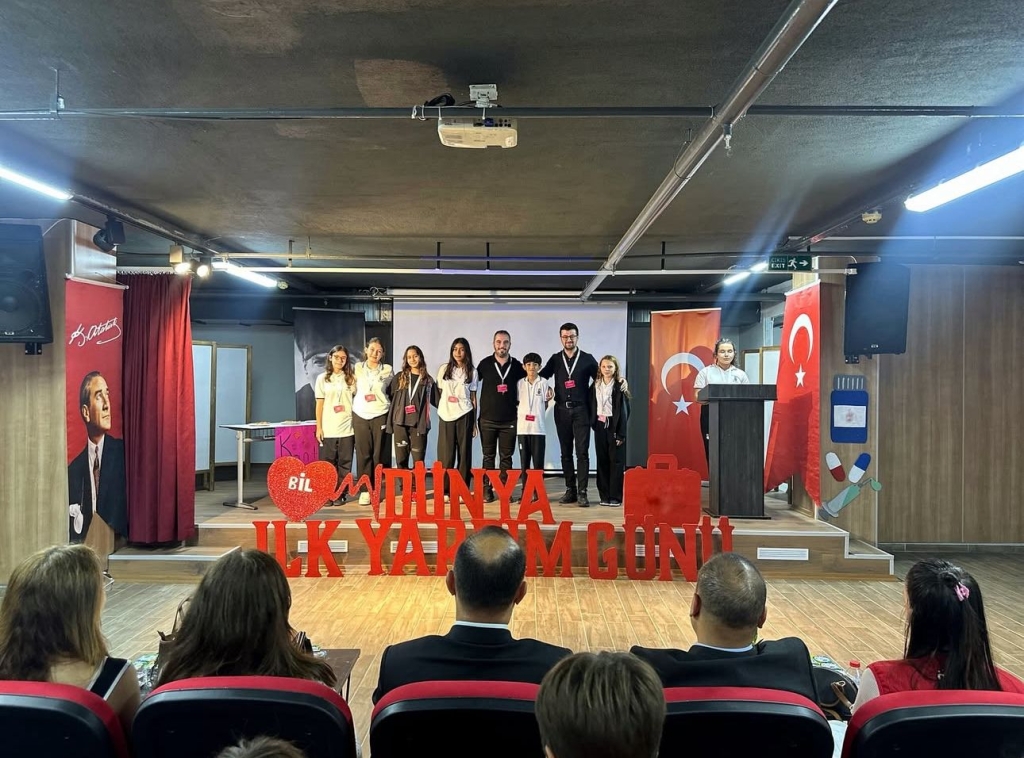 KAĞITHANE İLÇE ŞUBE MÜDÜRÜMÜZ MURAT YILMAZ VE TÜRK KIZILAY YETKİLİLERİ KATILIMIYLA DÜNYA İLK YARDIM GÜNÜ KAĞITHANE BİL KOLEJİNDE GERÇEKLEŞTİRİLDİ. görseli 5