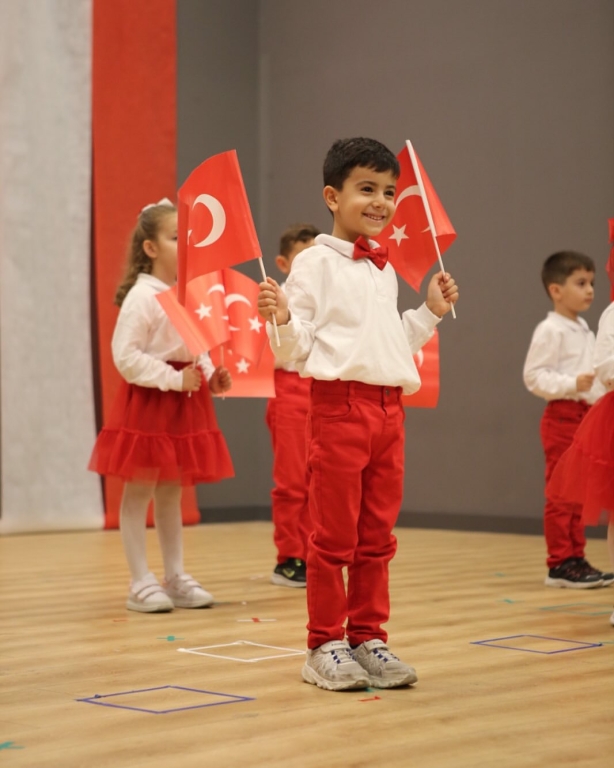 “Minik eller, büyük hayaller… Bugün sahnede sadece dans etmedik; Cumhuriyet coşkusunu bütün kalbimizle yaşadık! Gülüşleriyle herkese umut olan anaokulu kahramanlarımızla 29 Ekim Cumhuriyet Bayramımızı rengârenk kutladık! Ne mutlu bize ki böyle güzel bir geleceğimiz var görseli 6