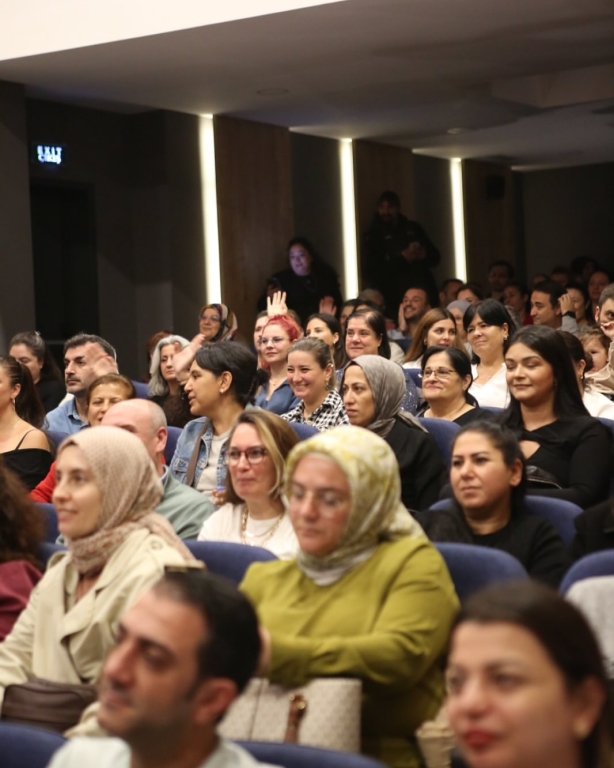 “Minik eller, büyük hayaller… Bugün sahnede sadece dans etmedik; Cumhuriyet coşkusunu bütün kalbimizle yaşadık! Gülüşleriyle herkese umut olan anaokulu kahramanlarımızla 29 Ekim Cumhuriyet Bayramımızı rengârenk kutladık! Ne mutlu bize ki böyle güzel bir geleceğimiz var görseli 7