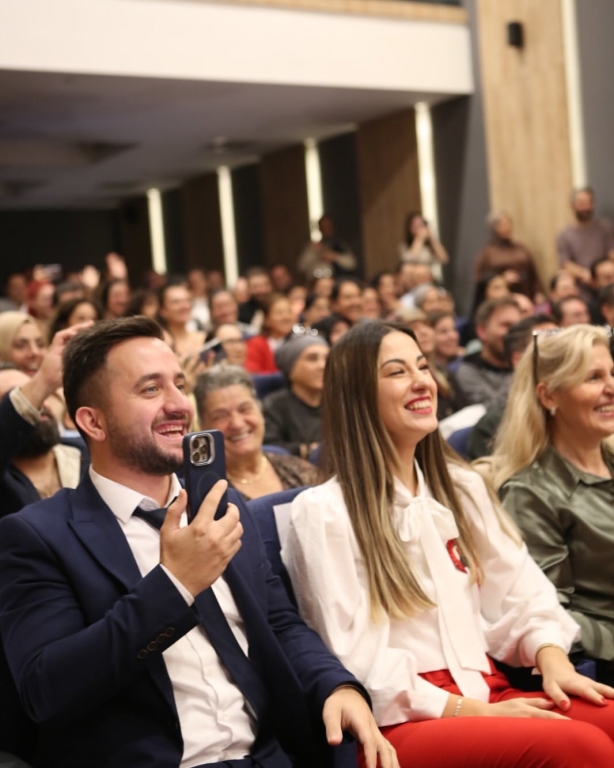 “Minik eller, büyük hayaller… Bugün sahnede sadece dans etmedik; Cumhuriyet coşkusunu bütün kalbimizle yaşadık! Gülüşleriyle herkese umut olan anaokulu kahramanlarımızla 29 Ekim Cumhuriyet Bayramımızı rengârenk kutladık! Ne mutlu bize ki böyle güzel bir geleceğimiz var görseli 9