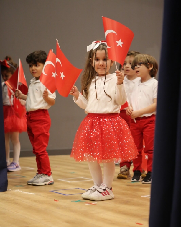 “Minik eller, büyük hayaller… Bugün sahnede sadece dans etmedik; Cumhuriyet coşkusunu bütün kalbimizle yaşadık! Gülüşleriyle herkese umut olan anaokulu kahramanlarımızla 29 Ekim Cumhuriyet Bayramımızı rengârenk kutladık! Ne mutlu bize ki böyle güzel bir geleceğimiz var görseli 13