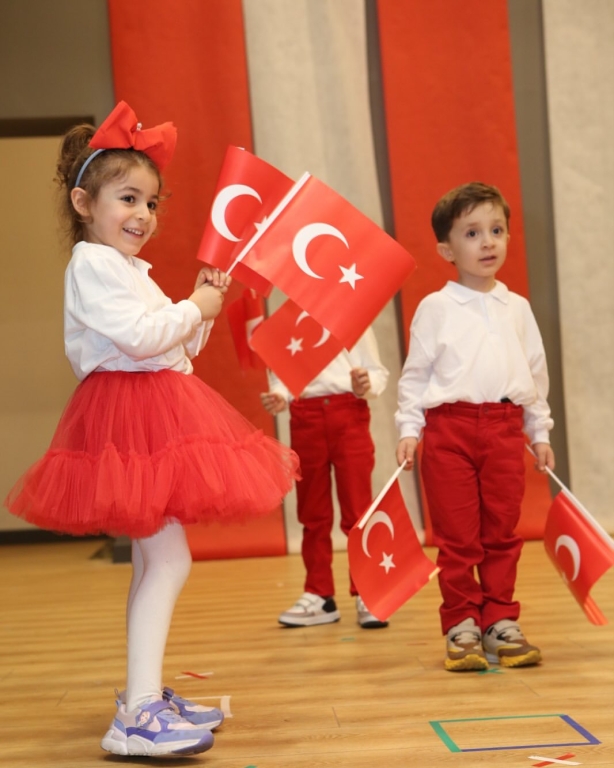 “Minik eller, büyük hayaller… Bugün sahnede sadece dans etmedik; Cumhuriyet coşkusunu bütün kalbimizle yaşadık! Gülüşleriyle herkese umut olan anaokulu kahramanlarımızla 29 Ekim Cumhuriyet Bayramımızı rengârenk kutladık! Ne mutlu bize ki böyle güzel bir geleceğimiz var görseli 14