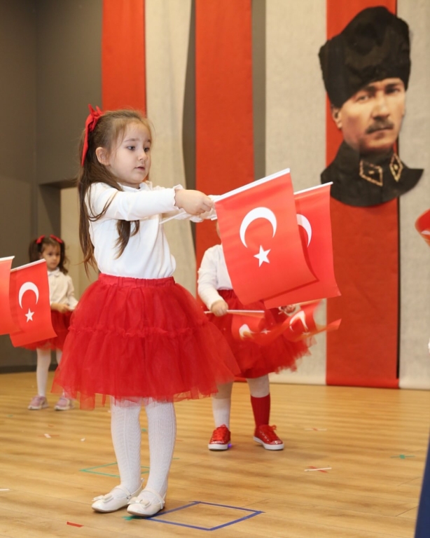 “Minik eller, büyük hayaller… Bugün sahnede sadece dans etmedik; Cumhuriyet coşkusunu bütün kalbimizle yaşadık! Gülüşleriyle herkese umut olan anaokulu kahramanlarımızla 29 Ekim Cumhuriyet Bayramımızı rengârenk kutladık! Ne mutlu bize ki böyle güzel bir geleceğimiz var görseli 15