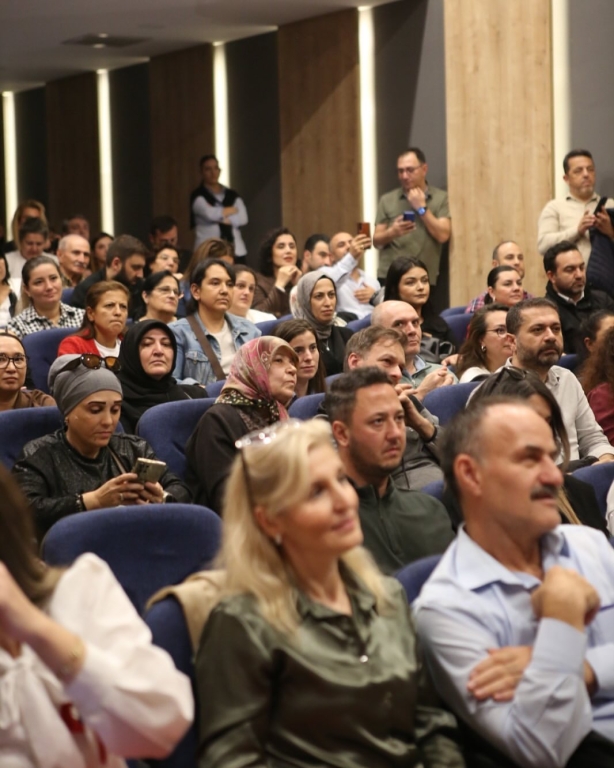 “Minik eller, büyük hayaller… Bugün sahnede sadece dans etmedik; Cumhuriyet coşkusunu bütün kalbimizle yaşadık! Gülüşleriyle herkese umut olan anaokulu kahramanlarımızla 29 Ekim Cumhuriyet Bayramımızı rengârenk kutladık! Ne mutlu bize ki böyle güzel bir geleceğimiz var görseli 16
