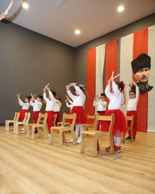 “Minik eller, büyük hayaller… Bugün sahnede sadece dans etmedik; Cumhuriyet coşkusunu bütün kalbimizle yaşadık! Gülüşleriyle herkese umut olan anaokulu kahramanlarımızla 29 Ekim Cumhuriyet Bayramımızı rengârenk kutladık! Ne mutlu bize ki böyle güzel bir geleceğimiz var görseli 19