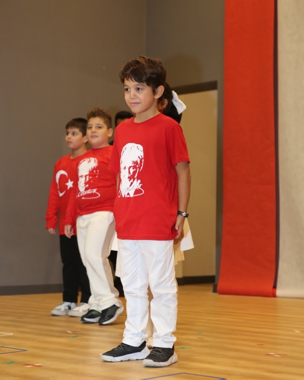 “Minik eller, büyük hayaller… Bugün sahnede sadece dans etmedik; Cumhuriyet coşkusunu bütün kalbimizle yaşadık! Gülüşleriyle herkese umut olan anaokulu kahramanlarımızla 29 Ekim Cumhuriyet Bayramımızı rengârenk kutladık! Ne mutlu bize ki böyle güzel bir geleceğimiz var görseli 23