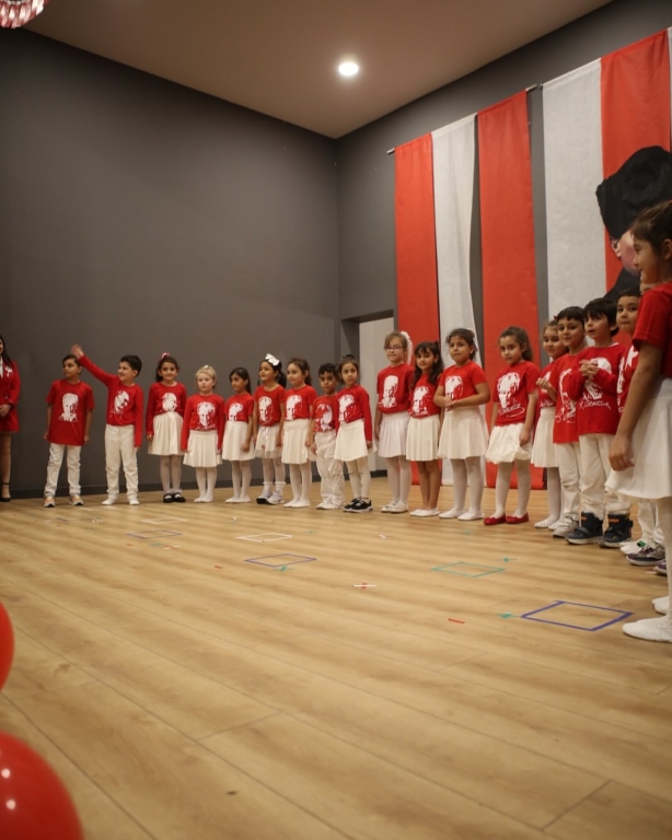 “Minik eller, büyük hayaller… Bugün sahnede sadece dans etmedik; Cumhuriyet coşkusunu bütün kalbimizle yaşadık! Gülüşleriyle herkese umut olan anaokulu kahramanlarımızla 29 Ekim Cumhuriyet Bayramımızı rengârenk kutladık! Ne mutlu bize ki böyle güzel bir geleceğimiz var görseli 26