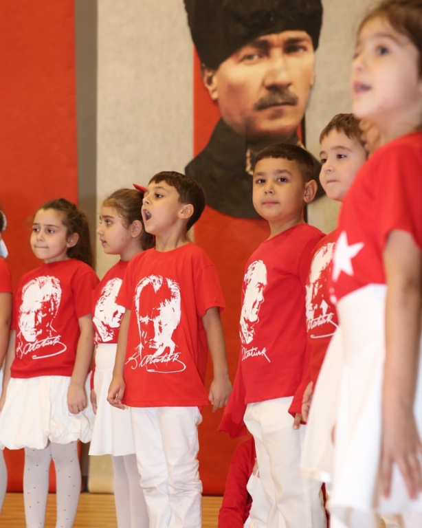 “Minik eller, büyük hayaller… Bugün sahnede sadece dans etmedik; Cumhuriyet coşkusunu bütün kalbimizle yaşadık! Gülüşleriyle herkese umut olan anaokulu kahramanlarımızla 29 Ekim Cumhuriyet Bayramımızı rengârenk kutladık! Ne mutlu bize ki böyle güzel bir geleceğimiz var görseli 28
