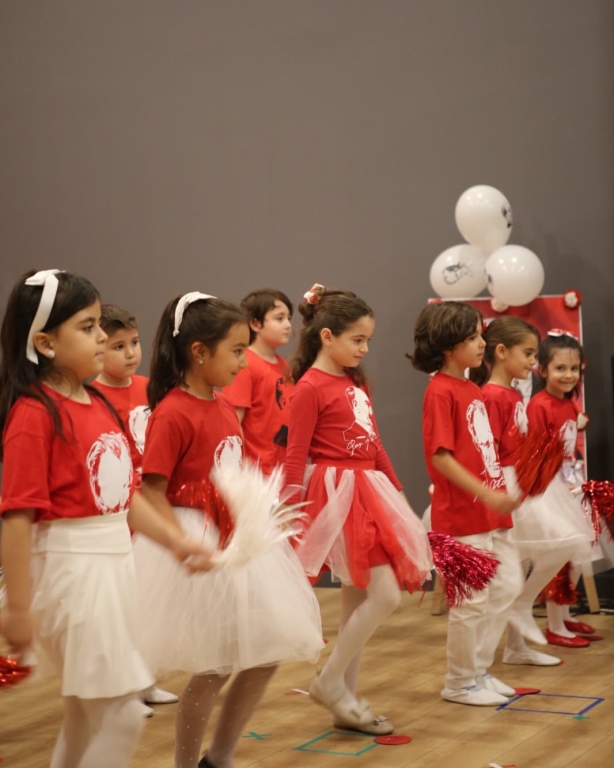 “Minik eller, büyük hayaller… Bugün sahnede sadece dans etmedik; Cumhuriyet coşkusunu bütün kalbimizle yaşadık! Gülüşleriyle herkese umut olan anaokulu kahramanlarımızla 29 Ekim Cumhuriyet Bayramımızı rengârenk kutladık! Ne mutlu bize ki böyle güzel bir geleceğimiz var görseli 30