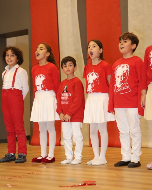 “Minik eller, büyük hayaller… Bugün sahnede sadece dans etmedik; Cumhuriyet coşkusunu bütün kalbimizle yaşadık! Gülüşleriyle herkese umut olan anaokulu kahramanlarımızla 29 Ekim Cumhuriyet Bayramımızı rengârenk kutladık! Ne mutlu bize ki böyle güzel bir geleceğimiz var görseli 32