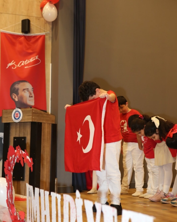 “Minik eller, büyük hayaller… Bugün sahnede sadece dans etmedik; Cumhuriyet coşkusunu bütün kalbimizle yaşadık! Gülüşleriyle herkese umut olan anaokulu kahramanlarımızla 29 Ekim Cumhuriyet Bayramımızı rengârenk kutladık! Ne mutlu bize ki böyle güzel bir geleceğimiz var görseli 34