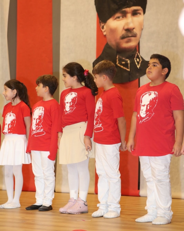 “Minik eller, büyük hayaller… Bugün sahnede sadece dans etmedik; Cumhuriyet coşkusunu bütün kalbimizle yaşadık! Gülüşleriyle herkese umut olan anaokulu kahramanlarımızla 29 Ekim Cumhuriyet Bayramımızı rengârenk kutladık! Ne mutlu bize ki böyle güzel bir geleceğimiz var görseli 36