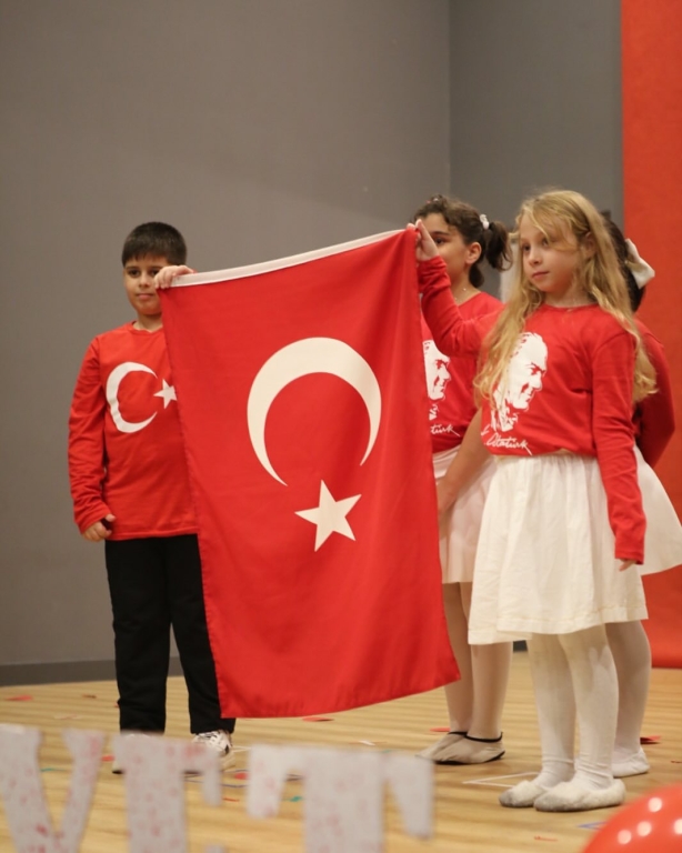 “Minik eller, büyük hayaller… Bugün sahnede sadece dans etmedik; Cumhuriyet coşkusunu bütün kalbimizle yaşadık! Gülüşleriyle herkese umut olan anaokulu kahramanlarımızla 29 Ekim Cumhuriyet Bayramımızı rengârenk kutladık! Ne mutlu bize ki böyle güzel bir geleceğimiz var görseli 37