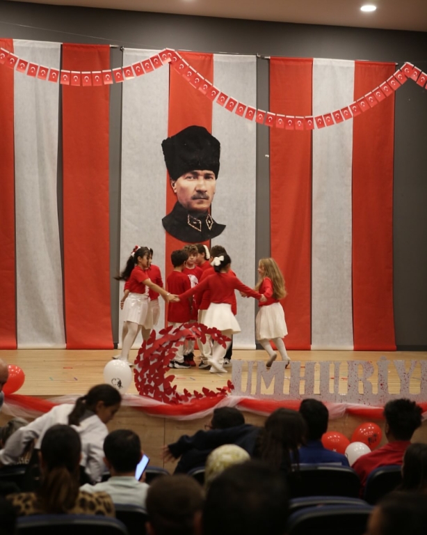 “Minik eller, büyük hayaller… Bugün sahnede sadece dans etmedik; Cumhuriyet coşkusunu bütün kalbimizle yaşadık! Gülüşleriyle herkese umut olan anaokulu kahramanlarımızla 29 Ekim Cumhuriyet Bayramımızı rengârenk kutladık! Ne mutlu bize ki böyle güzel bir geleceğimiz var görseli 38