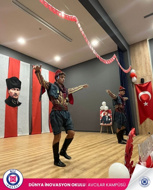 “Minik eller, büyük hayaller… Bugün sahnede sadece dans etmedik; Cumhuriyet coşkusunu bütün kalbimizle yaşadık! Gülüşleriyle herkese umut olan anaokulu kahramanlarımızla 29 Ekim Cumhuriyet Bayramımızı rengârenk kutladık! Ne mutlu bize ki böyle güzel bir geleceğimiz var görseli 40
