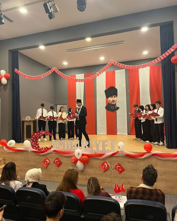 “Minik eller, büyük hayaller… Bugün sahnede sadece dans etmedik; Cumhuriyet coşkusunu bütün kalbimizle yaşadık! Gülüşleriyle herkese umut olan anaokulu kahramanlarımızla 29 Ekim Cumhuriyet Bayramımızı rengârenk kutladık! Ne mutlu bize ki böyle güzel bir geleceğimiz var görseli 41