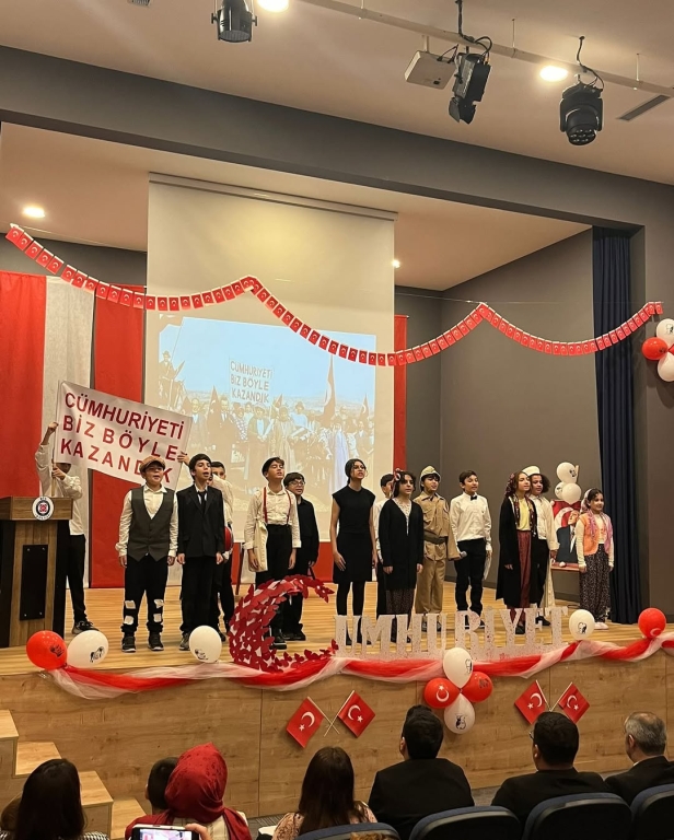 “Minik eller, büyük hayaller… Bugün sahnede sadece dans etmedik; Cumhuriyet coşkusunu bütün kalbimizle yaşadık! Gülüşleriyle herkese umut olan anaokulu kahramanlarımızla 29 Ekim Cumhuriyet Bayramımızı rengârenk kutladık! Ne mutlu bize ki böyle güzel bir geleceğimiz var görseli 45