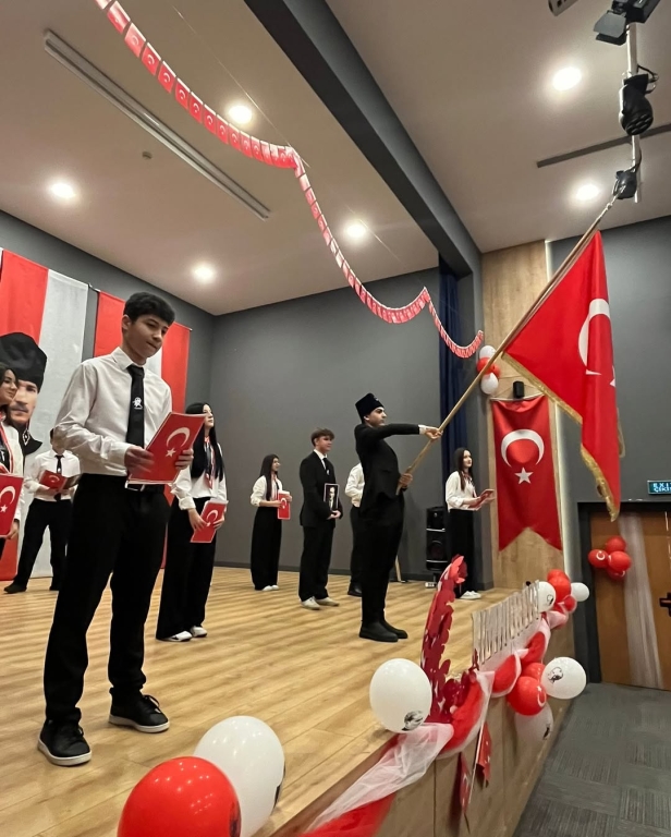 “Minik eller, büyük hayaller… Bugün sahnede sadece dans etmedik; Cumhuriyet coşkusunu bütün kalbimizle yaşadık! Gülüşleriyle herkese umut olan anaokulu kahramanlarımızla 29 Ekim Cumhuriyet Bayramımızı rengârenk kutladık! Ne mutlu bize ki böyle güzel bir geleceğimiz var görseli 46