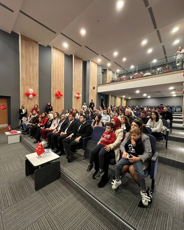 “Minik eller, büyük hayaller… Bugün sahnede sadece dans etmedik; Cumhuriyet coşkusunu bütün kalbimizle yaşadık! Gülüşleriyle herkese umut olan anaokulu kahramanlarımızla 29 Ekim Cumhuriyet Bayramımızı rengârenk kutladık! Ne mutlu bize ki böyle güzel bir geleceğimiz var görseli 47