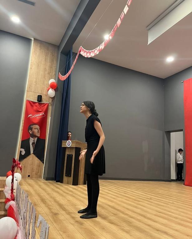 “Minik eller, büyük hayaller… Bugün sahnede sadece dans etmedik; Cumhuriyet coşkusunu bütün kalbimizle yaşadık! Gülüşleriyle herkese umut olan anaokulu kahramanlarımızla 29 Ekim Cumhuriyet Bayramımızı rengârenk kutladık! Ne mutlu bize ki böyle güzel bir geleceğimiz var görseli 49