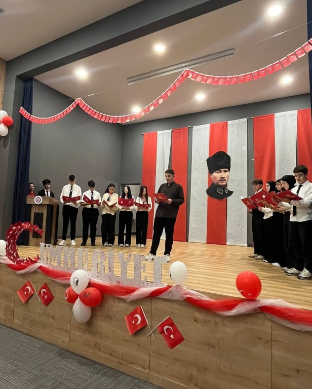 “Minik eller, büyük hayaller… Bugün sahnede sadece dans etmedik; Cumhuriyet coşkusunu bütün kalbimizle yaşadık! Gülüşleriyle herkese umut olan anaokulu kahramanlarımızla 29 Ekim Cumhuriyet Bayramımızı rengârenk kutladık! Ne mutlu bize ki böyle güzel bir geleceğimiz var görseli 50