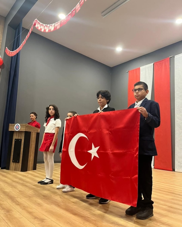 “Minik eller, büyük hayaller… Bugün sahnede sadece dans etmedik; Cumhuriyet coşkusunu bütün kalbimizle yaşadık! Gülüşleriyle herkese umut olan anaokulu kahramanlarımızla 29 Ekim Cumhuriyet Bayramımızı rengârenk kutladık! Ne mutlu bize ki böyle güzel bir geleceğimiz var görseli 52