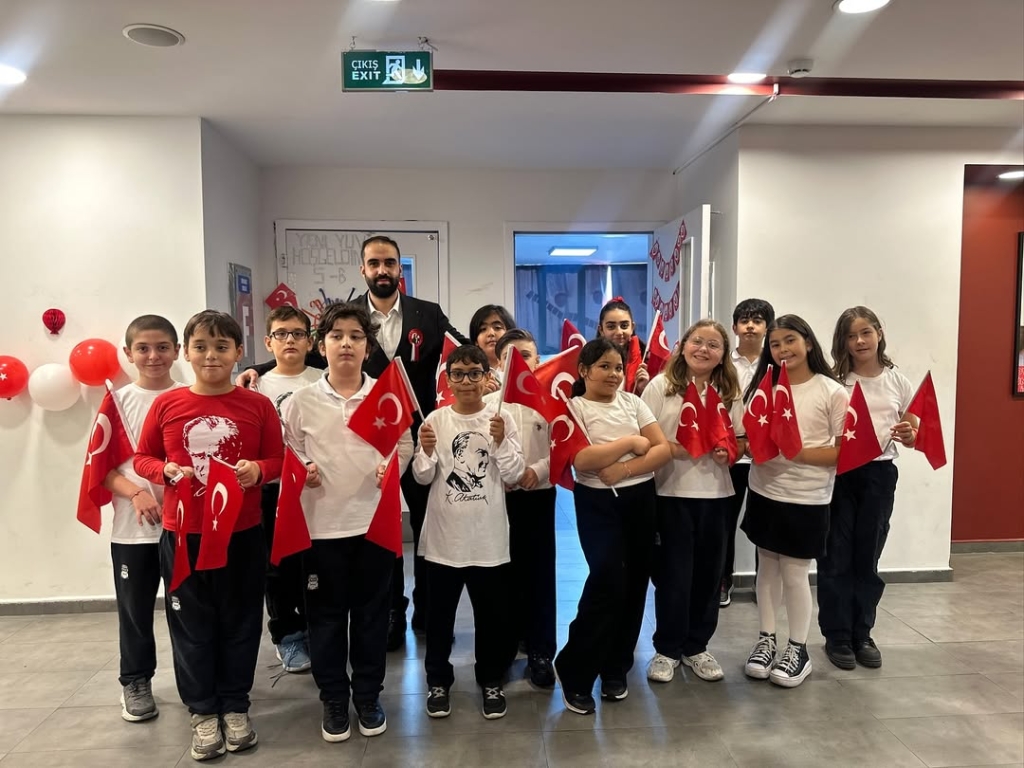 Yarın Cumhuriyeti ilan edeceğiz! Bir milletin yeniden doğuşuna, umuda ve özgürlüğe attığı en büyük adıma tanıklık edeceğiz. Bizler, o büyük mirasın emanetçileriyiz. Atatürk’ün yolunda, aklın, bilimin ve çağdaşlığın ışığında yürüyoruz. Cumhuriyetimizin 102. yılı kutlu olsun! Yaşasın Cumhuriyet!” görseli 3