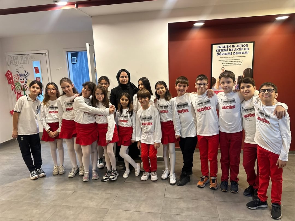 Yarın Cumhuriyeti ilan edeceğiz! Bir milletin yeniden doğuşuna, umuda ve özgürlüğe attığı en büyük adıma tanıklık edeceğiz. Bizler, o büyük mirasın emanetçileriyiz. Atatürk’ün yolunda, aklın, bilimin ve çağdaşlığın ışığında yürüyoruz. Cumhuriyetimizin 102. yılı kutlu olsun! Yaşasın Cumhuriyet!” görseli 4