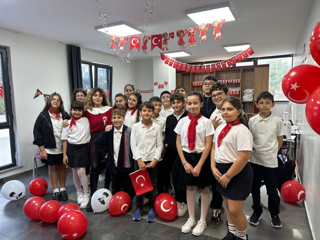 Yarın Cumhuriyeti ilan edeceğiz! Bir milletin yeniden doğuşuna, umuda ve özgürlüğe attığı en büyük adıma tanıklık edeceğiz. Bizler, o büyük mirasın emanetçileriyiz. Atatürk’ün yolunda, aklın, bilimin ve çağdaşlığın ışığında yürüyoruz. Cumhuriyetimizin 102. yılı kutlu olsun! Yaşasın Cumhuriyet!” görseli 5