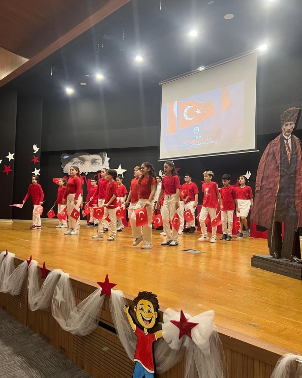 Bir milletin kaderini değiştiren o büyük adımın 102. yılındayız… Bugün, ortaokul öğrencilerimiz Cumhuriyet coşkusunu yüreklerinde hissediyor. Onların gözlerindeki ışık, Cumhuriyetimizin en güzel teminatı. Yaşasın Cumhuriyet, yaşasın Atatürk’ün izinde büyüyen nesiller! #29Ekim #CumhuriyetBayramı #YaşasınCumhuriyet #Atatürk #Ortaokul #CumhuriyetCoşkusu görseli 3
