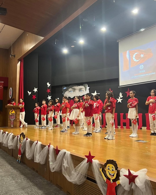 Bir milletin kaderini değiştiren o büyük adımın 102. yılındayız… Bugün, ortaokul öğrencilerimiz Cumhuriyet coşkusunu yüreklerinde hissediyor. Onların gözlerindeki ışık, Cumhuriyetimizin en güzel teminatı. Yaşasın Cumhuriyet, yaşasın Atatürk’ün izinde büyüyen nesiller! #29Ekim #CumhuriyetBayramı #YaşasınCumhuriyet #Atatürk #Ortaokul #CumhuriyetCoşkusu görseli 4