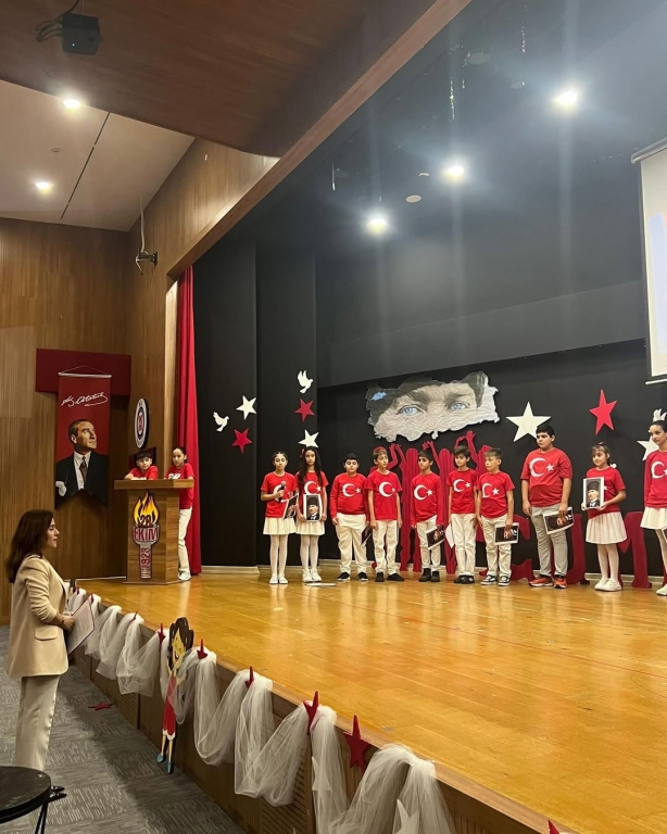 Bir milletin kaderini değiştiren o büyük adımın 102. yılındayız… Bugün, ortaokul öğrencilerimiz Cumhuriyet coşkusunu yüreklerinde hissediyor. Onların gözlerindeki ışık, Cumhuriyetimizin en güzel teminatı. Yaşasın Cumhuriyet, yaşasın Atatürk’ün izinde büyüyen nesiller! #29Ekim #CumhuriyetBayramı #YaşasınCumhuriyet #Atatürk #Ortaokul #CumhuriyetCoşkusu görseli 5