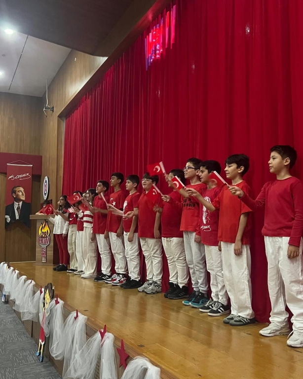 Bir milletin kaderini değiştiren o büyük adımın 102. yılındayız… Bugün, ortaokul öğrencilerimiz Cumhuriyet coşkusunu yüreklerinde hissediyor. Onların gözlerindeki ışık, Cumhuriyetimizin en güzel teminatı. Yaşasın Cumhuriyet, yaşasın Atatürk’ün izinde büyüyen nesiller! #29Ekim #CumhuriyetBayramı #YaşasınCumhuriyet #Atatürk #Ortaokul #CumhuriyetCoşkusu görseli 6
