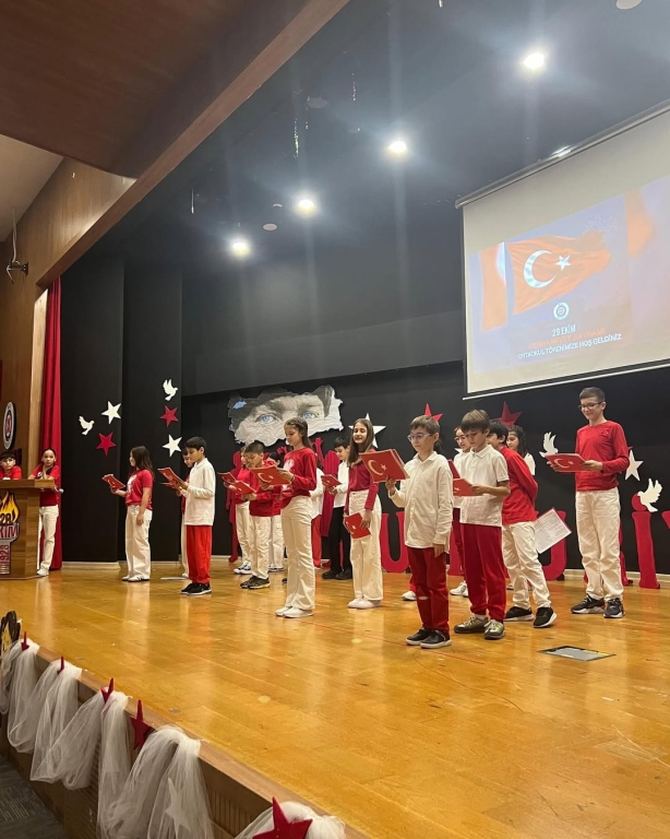 Bir milletin kaderini değiştiren o büyük adımın 102. yılındayız… Bugün, ortaokul öğrencilerimiz Cumhuriyet coşkusunu yüreklerinde hissediyor. Onların gözlerindeki ışık, Cumhuriyetimizin en güzel teminatı. Yaşasın Cumhuriyet, yaşasın Atatürk’ün izinde büyüyen nesiller! #29Ekim #CumhuriyetBayramı #YaşasınCumhuriyet #Atatürk #Ortaokul #CumhuriyetCoşkusu görseli 7