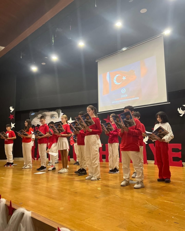 Bir milletin kaderini değiştiren o büyük adımın 102. yılındayız… Bugün, ortaokul öğrencilerimiz Cumhuriyet coşkusunu yüreklerinde hissediyor. Onların gözlerindeki ışık, Cumhuriyetimizin en güzel teminatı. Yaşasın Cumhuriyet, yaşasın Atatürk’ün izinde büyüyen nesiller! #29Ekim #CumhuriyetBayramı #YaşasınCumhuriyet #Atatürk #Ortaokul #CumhuriyetCoşkusu görseli 8