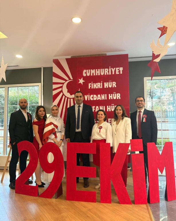 Bir milletin kaderini değiştiren o büyük adımın 102. yılındayız… Bugün, ortaokul öğrencilerimiz Cumhuriyet coşkusunu yüreklerinde hissediyor. Onların gözlerindeki ışık, Cumhuriyetimizin en güzel teminatı. Yaşasın Cumhuriyet, yaşasın Atatürk’ün izinde büyüyen nesiller! #29Ekim #CumhuriyetBayramı #YaşasınCumhuriyet #Atatürk #Ortaokul #CumhuriyetCoşkusu görseli 10