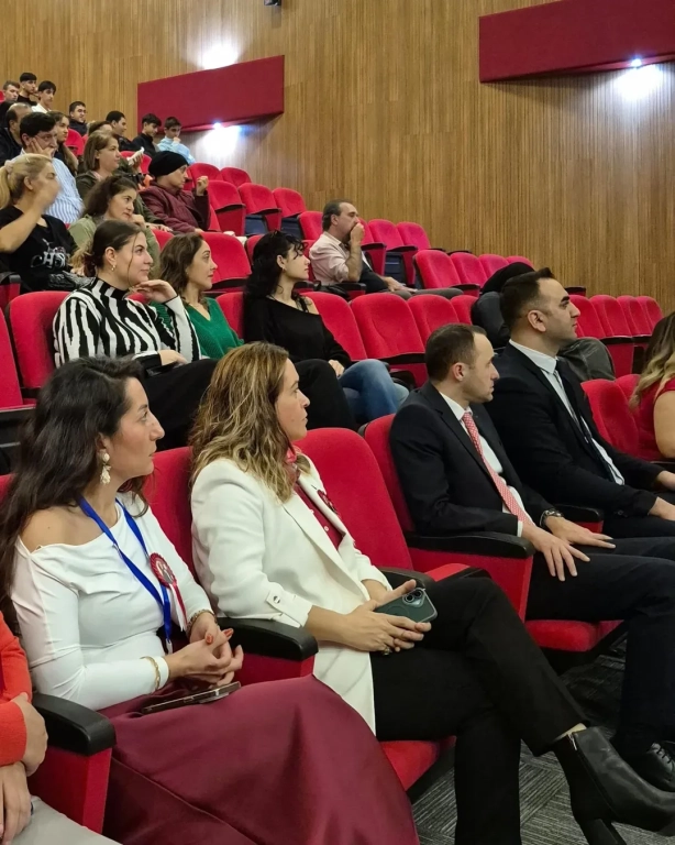 Cumhuriyet Coşkusu Gençlerle Yükseliyor! Bugün sadece bir bayramı değil, bir duruşu kutladık. Cumhuriyet’in ışığında, özgür düşünen, sorgulayan ve üreten gençlerle geleceğe umutla bakıyoruz. Lise öğrencilerimizin yüreklerindeki heyecan, marşların ritminde yankılanan gurur ve gözlerindeki ışıltı; Cumhuriyet’in en güzel mirasının onlar olduğunu bir kez daha hatırlatıyor. Her alkış, her adım, her gülüş bir geleceğin inşası! Çünkü Cumhuriyet, gençlerle her gün yeniden doğar. #CumhuriyetBayramı #29Ekim #CumhuriyetCoşkusu #BilAnadoluLisesi #GelecekBiziz #İlhamlaYükseliyoruz görseli 2